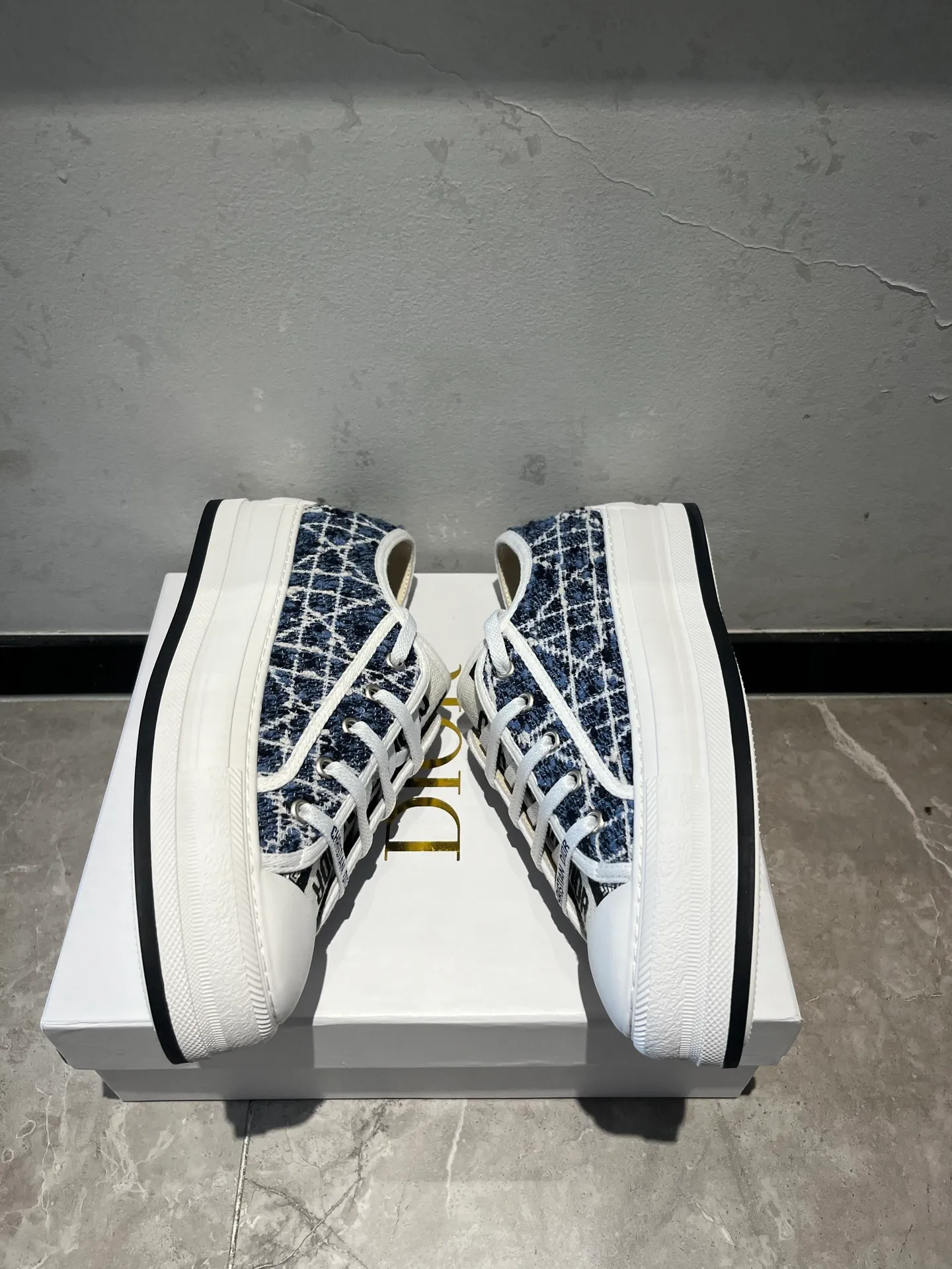 👟👟Ex-factory price 520👟👟 Walk‘n’Dior embroidered mid-top casual shoes are new in 2025. On the fashion stage, Dior embroidered shoes are the well-deserved protagonist. Delicate stitching is used on the upper, every stitch is devoted to the craftsman's efforts, and every thread is woven with artistic poetry. From complex floral patterns to smart geometric textures, embroidery is like the magic that gives shoes life, allowing them to show dynamic beauty even in static conditions.   Wearing Dior embroidered shoes feels like stepping into a dream world full of art. It is not only a pair of shoes, but also a walking piece of art that perfectly integrates fashion and culture. Whether you are strolling on the bustling city streets or attending important social occasions, Dior embroidered shoes can add unique charm to your style and become the focus of everyone's attention.   Choosing Dior embroidered shoes means choosing a persistent pursuit of quality and a unique understanding of fashion. Let it accompany you through every wonderful moment and leave your own fashion mark.  Material: Sheepskin lining, feet, silk cowhide, size 35-41, heel height 5cm
